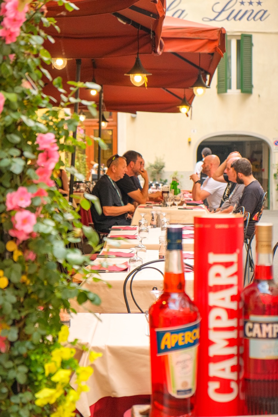 Il dehors de L'Oste di Lucca con i tavoli apparecchiati