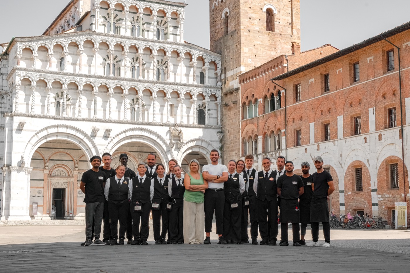 Il team de L'Oste di Lucca al completo davanti al Duomo di San Martino, Lucca