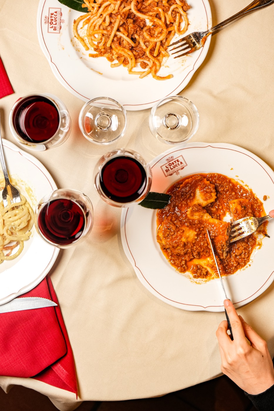 Primi piatti della tradizione toscana sui piatti col logo L'Oste di Lucca