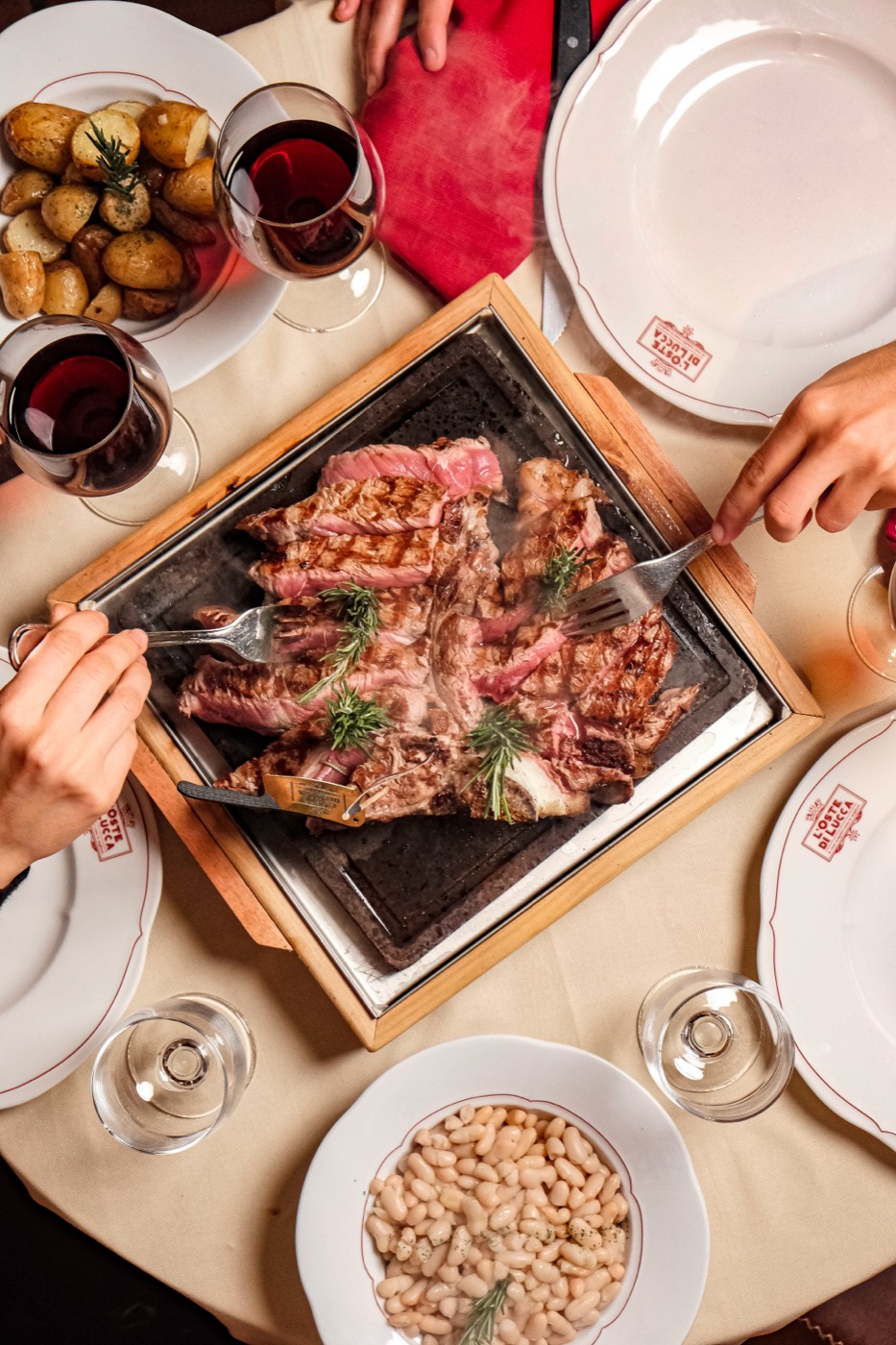 La fiorentina servita sulla pietra ai tavoli de L'Oste di Lucca